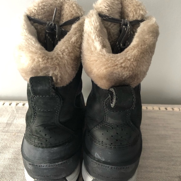 Women’s Northface winter boots - Picture 3 of 9